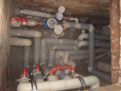 1.=pravý přední, 2=levý přední, 3=levý zadní, 4=pravý zdaní, 5=prostřední zadní. Podled z ulice.