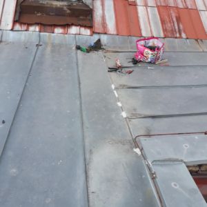 tmelení těsnění a popraskané spáry