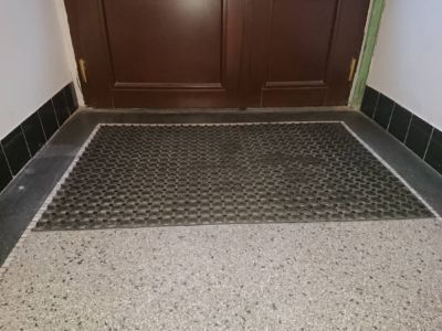 Ukázka zapuštěné čistící rohože