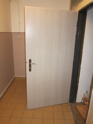 Nové dveře do kočárkárny