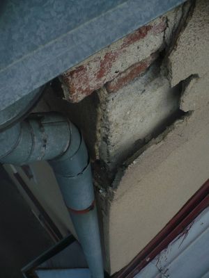 Omítka Může Spadnout Na Ulici - Vede Přibylové