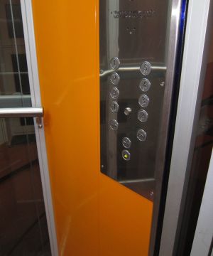 Ovládací-panel-s-tlačítkem-pro-podržení-otevřených-dveří-a-čipem-pro-omezení-vjezdu-do-sklepa