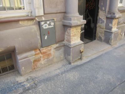 Před Oprava přední fasády do výšky 1 m 2