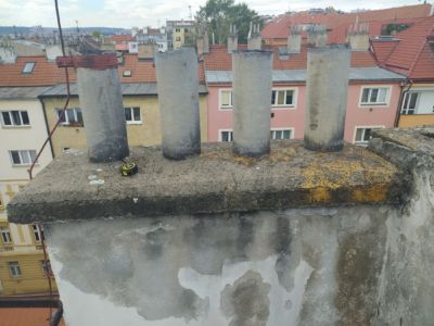 Popraskaná hlava komínu