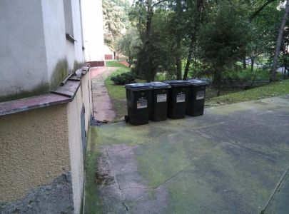 Umístění popelnic když jsou na kraji našeho pozemku