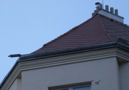 Upadlý Roh Střechy - Z Ulice