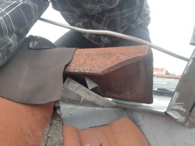 Větší škvíra pod hřebenáčem