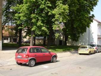 Kancelář (vzadu), pohled od ulice